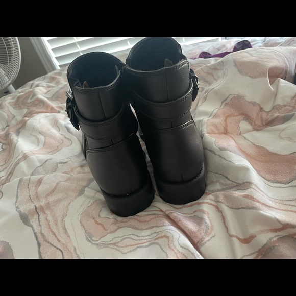 Studio b By BLONDO, ankle boots, 100% Authentic, Handmade in Canada. 9/10 - Picture 5 of 5